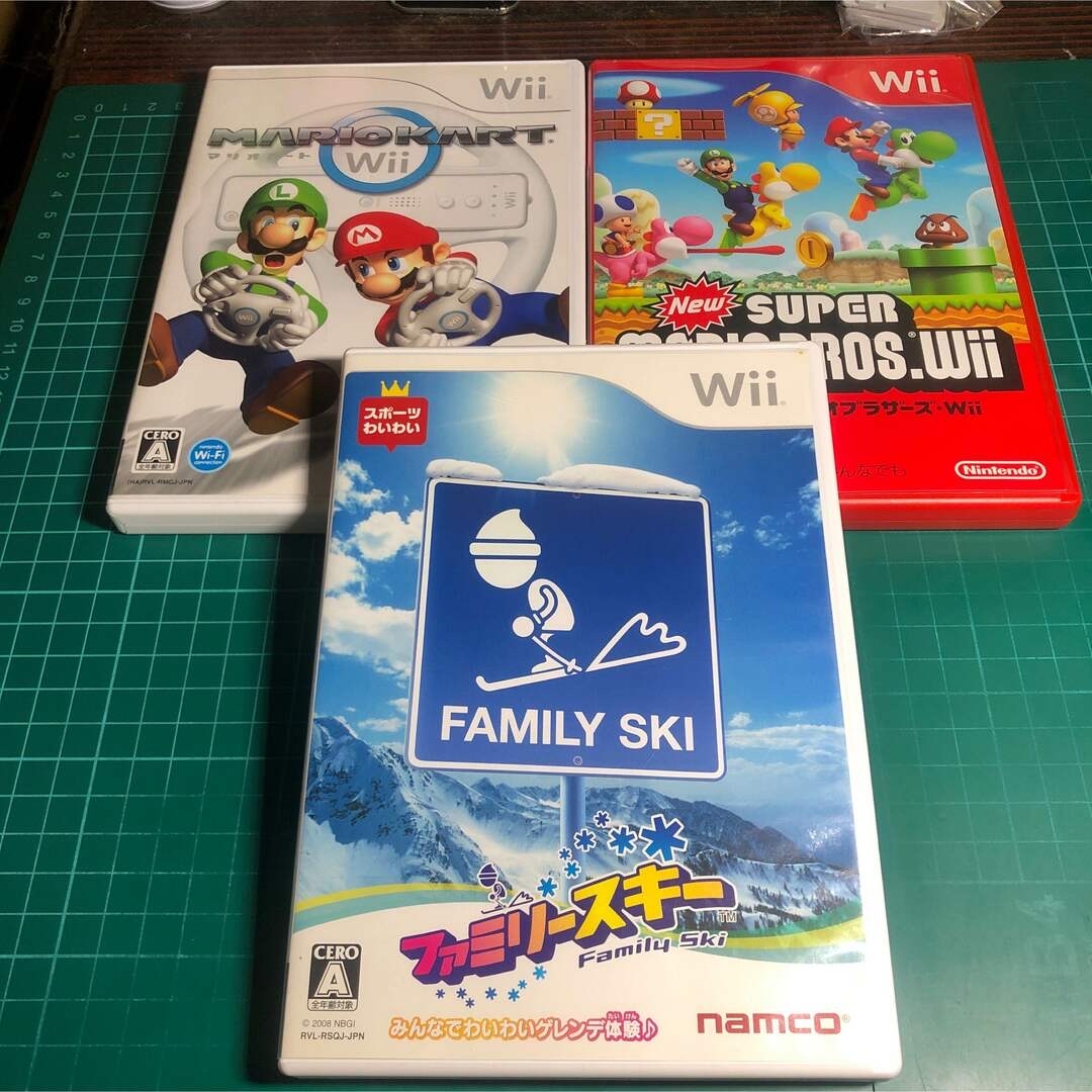 Wii(ウィー)のファミリースキーとマリオブラザーズWiiとマリオカートWiiのセット エンタメ/ホビーのゲームソフト/ゲーム機本体(家庭用ゲームソフト)の商品写真