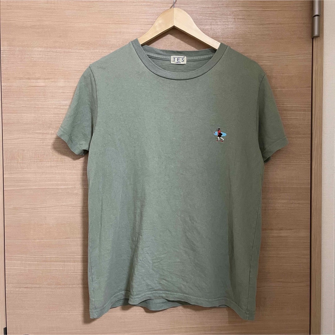 TES  カーキ　ワンポイント刺繍Tシャツ メンズのトップス(Tシャツ/カットソー(半袖/袖なし))の商品写真