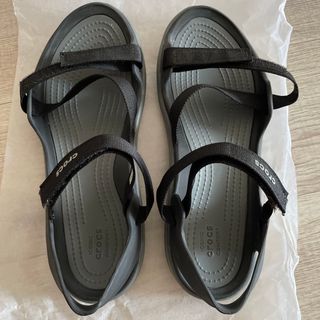 クロックス(crocs)の黒色クロックスのサンダル サイズ8（24cm位）(サンダル)