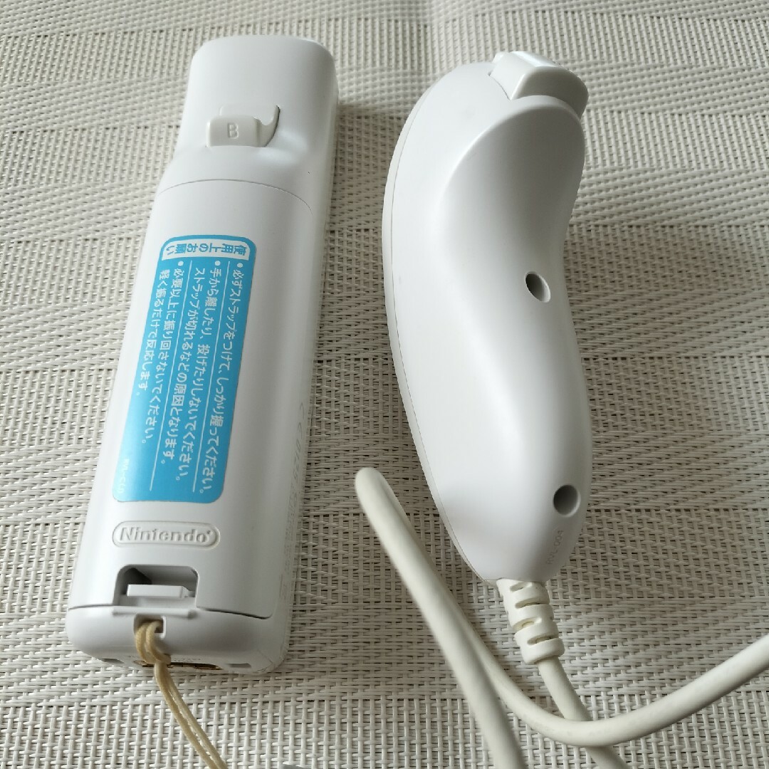 Wii(ウィー)のWiiリモコン　ヌンチャクセット　RVL003 エンタメ/ホビーのゲームソフト/ゲーム機本体(その他)の商品写真