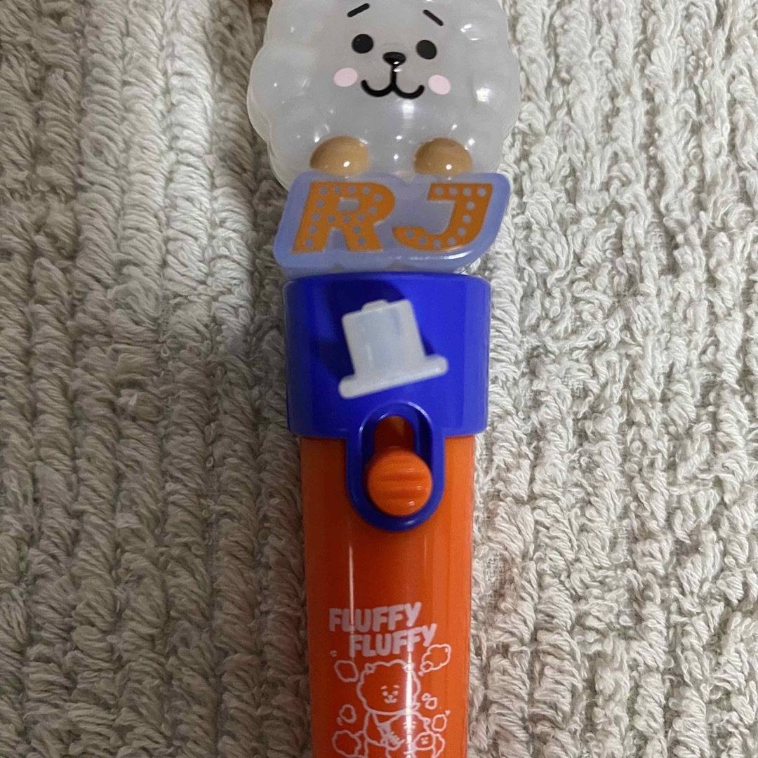 BT21(ビーティーイシビル)のBT21 Light stick charm BANDAI【KOYA】新品未使用 エンタメ/ホビーのおもちゃ/ぬいぐるみ(キャラクターグッズ)の商品写真