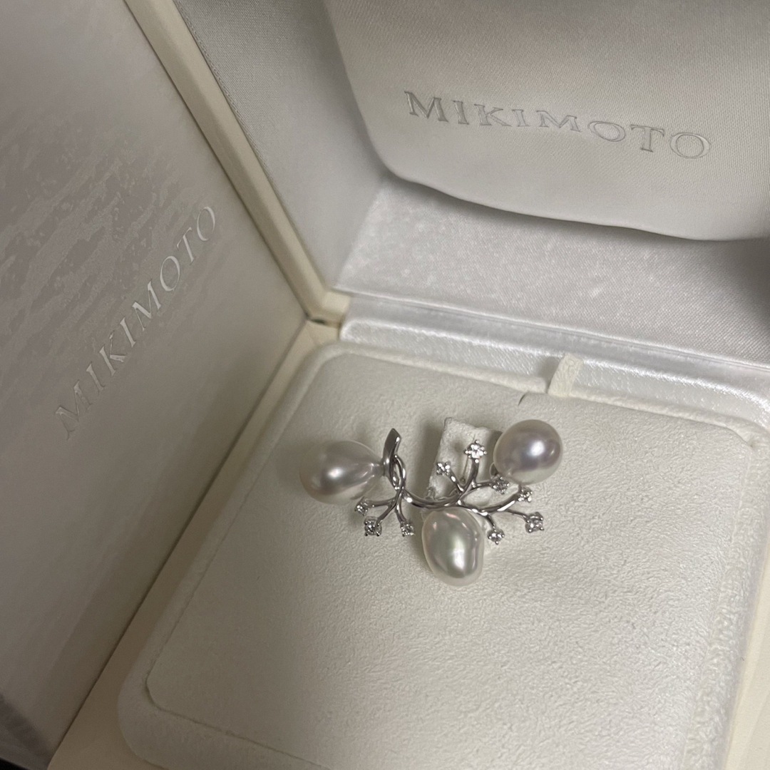 MIKIMOTO(ミキモト)の【超美品】ミキモト白蝶k18パールブローチ 3粒7.5-10.9mm レディースのアクセサリー(ブローチ/コサージュ)の商品写真