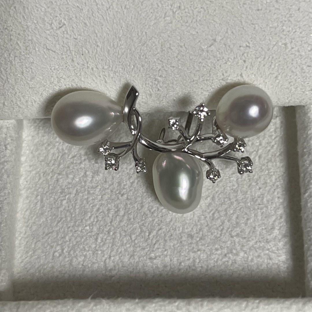 MIKIMOTO(ミキモト)の【超美品】ミキモト白蝶k18パールブローチ 3粒7.5-10.9mm レディースのアクセサリー(ブローチ/コサージュ)の商品写真