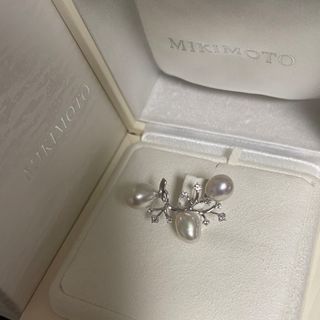 ミキモト(MIKIMOTO)の【超美品】ミキモト白蝶k18パールブローチ 3粒7.5-10.9mm(ブローチ/コサージュ)