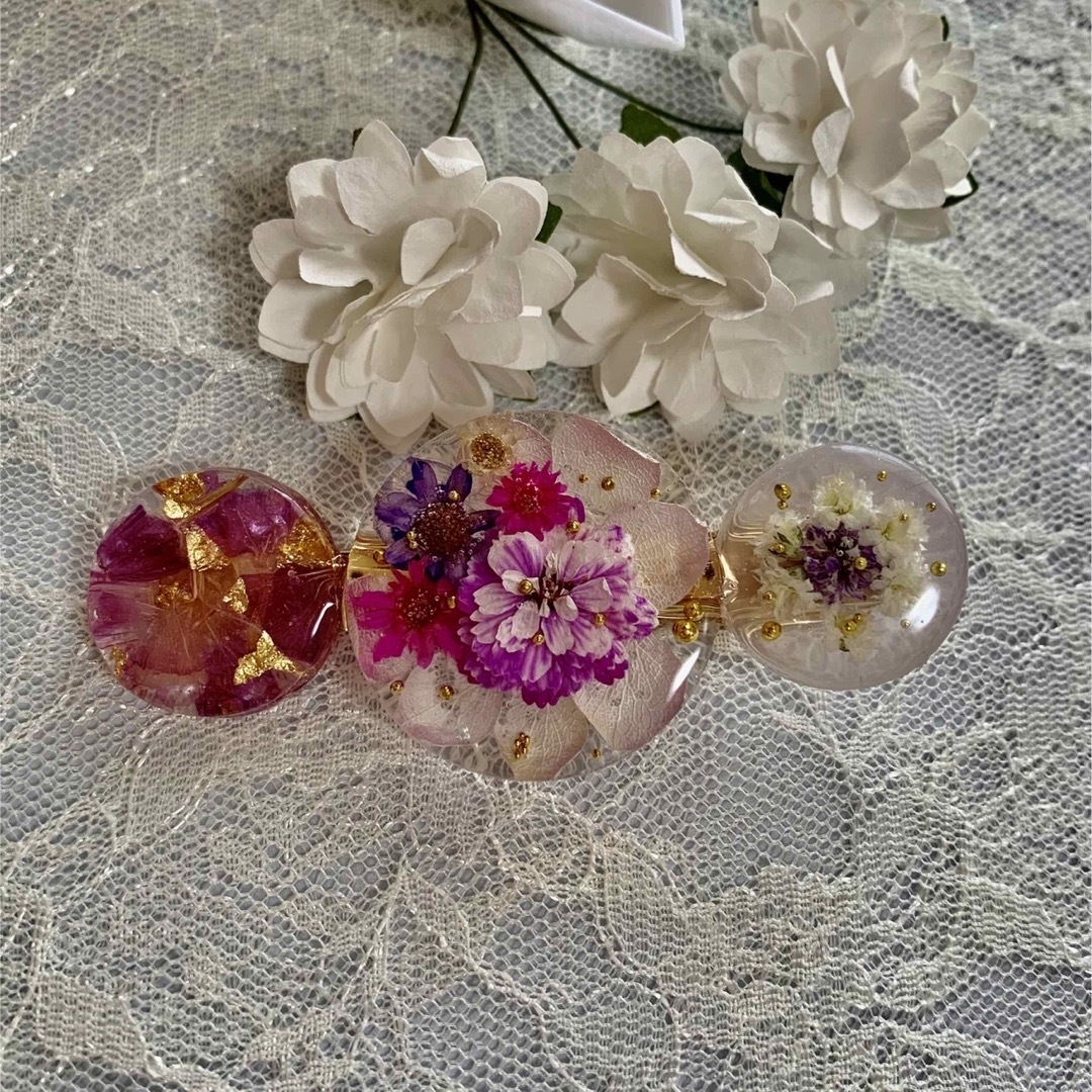 お花のヘアクリップ(紫) フラワーレジン ハンドメイドのアクセサリー(ヘアアクセサリー)の商品写真