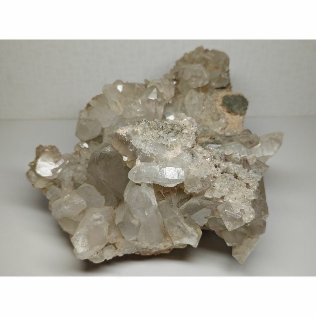 水晶 ・676g クォーツ 原石 鑑賞石 自然石 誕生石 鉱石 鉱物 水石 宝石 