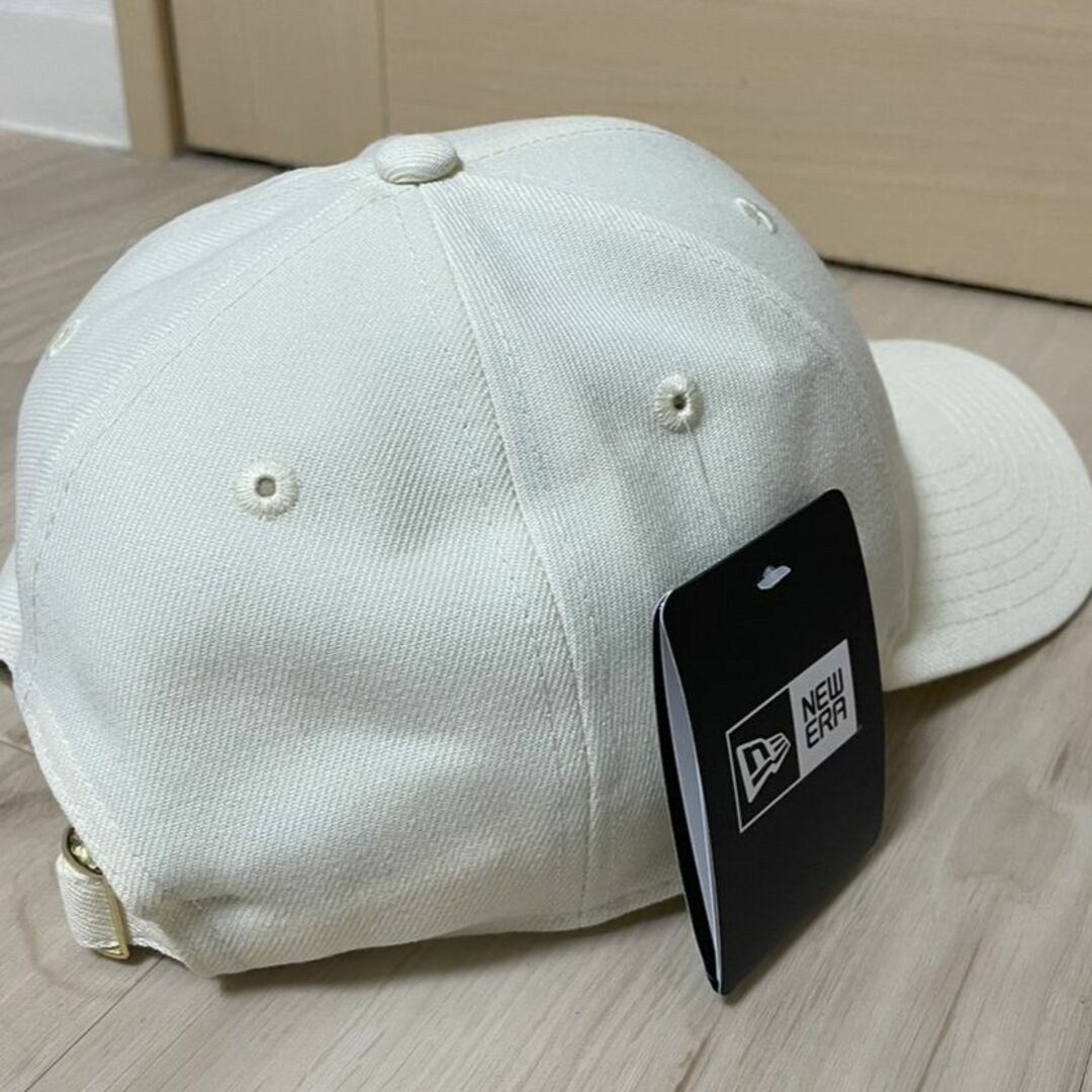 NEW ERA(ニューエラー)のニューエラ 韓国 メタル キャップ ミニメタル　アイボリー 9forty レディースの帽子(キャップ)の商品写真