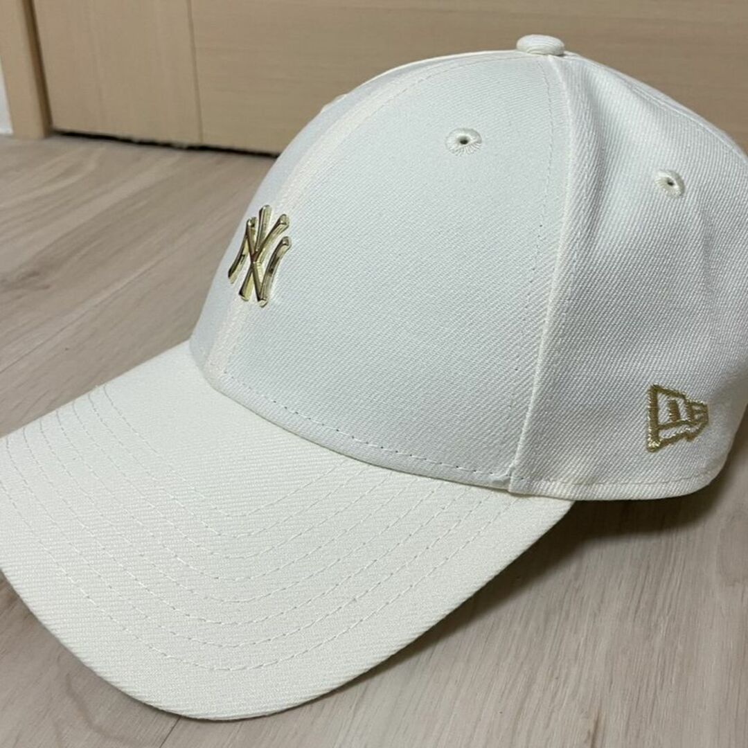 NEW ERA(ニューエラー)のニューエラ 韓国 メタル キャップ ミニメタル　アイボリー 9forty レディースの帽子(キャップ)の商品写真