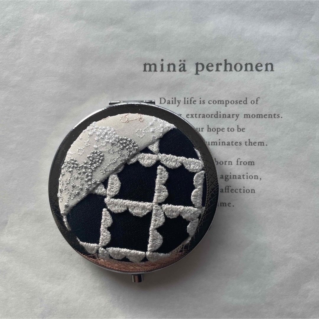 mina perhonen(ミナペルホネン)のミナペルホネン⭐️trickle /petal fence⭐️コンパクトミラー ハンドメイドのファッション小物(その他)の商品写真