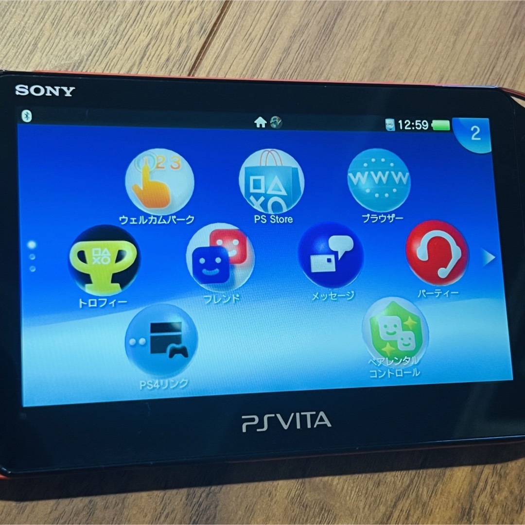 PlayStation Vita(プレイステーションヴィータ)のPlayStation®Vita(PCH-2000)Wi-Fiモデル　＋　おまけ エンタメ/ホビーのゲームソフト/ゲーム機本体(携帯用ゲーム機本体)の商品写真