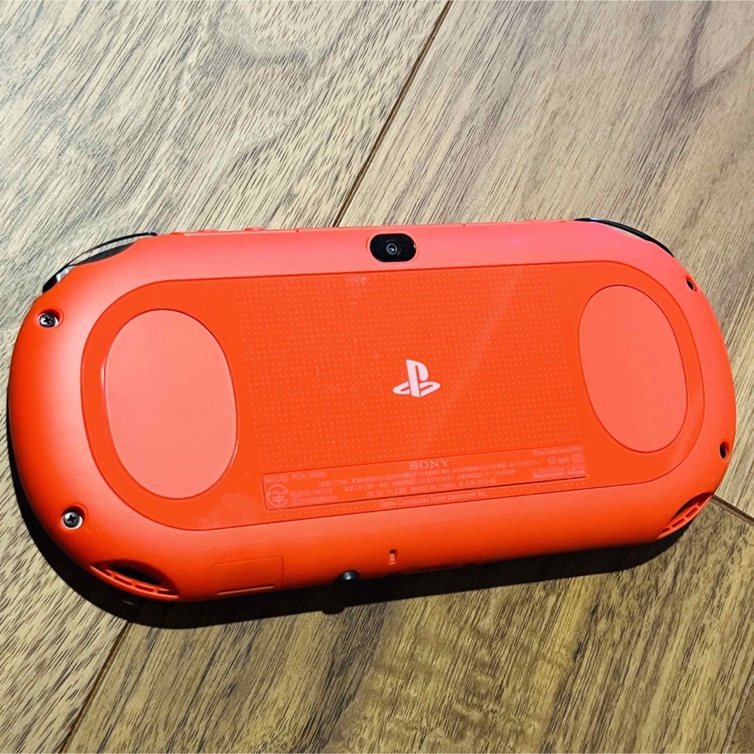 PlayStation Vita(プレイステーションヴィータ)のPlayStation®Vita(PCH-2000)Wi-Fiモデル　＋　おまけ エンタメ/ホビーのゲームソフト/ゲーム機本体(携帯用ゲーム機本体)の商品写真