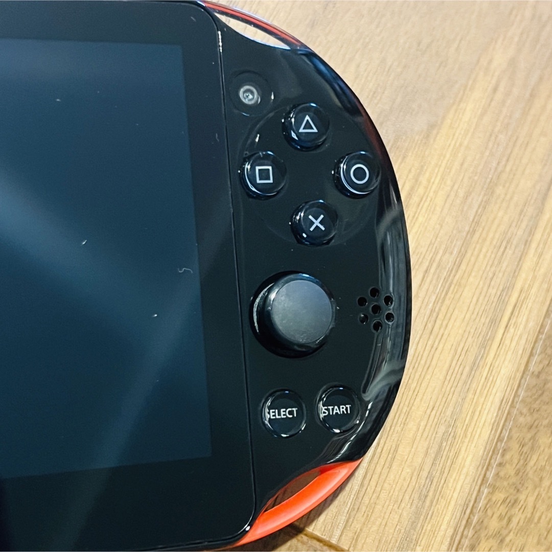 PlayStation Vita(プレイステーションヴィータ)のPlayStation®Vita(PCH-2000)Wi-Fiモデル　＋　おまけ エンタメ/ホビーのゲームソフト/ゲーム機本体(携帯用ゲーム機本体)の商品写真