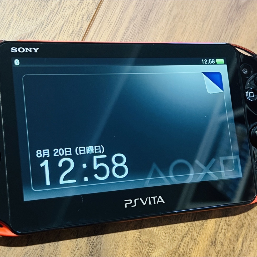 PlayStation Vita(プレイステーションヴィータ)のPlayStation®Vita(PCH-2000)Wi-Fiモデル　＋　おまけ エンタメ/ホビーのゲームソフト/ゲーム機本体(携帯用ゲーム機本体)の商品写真