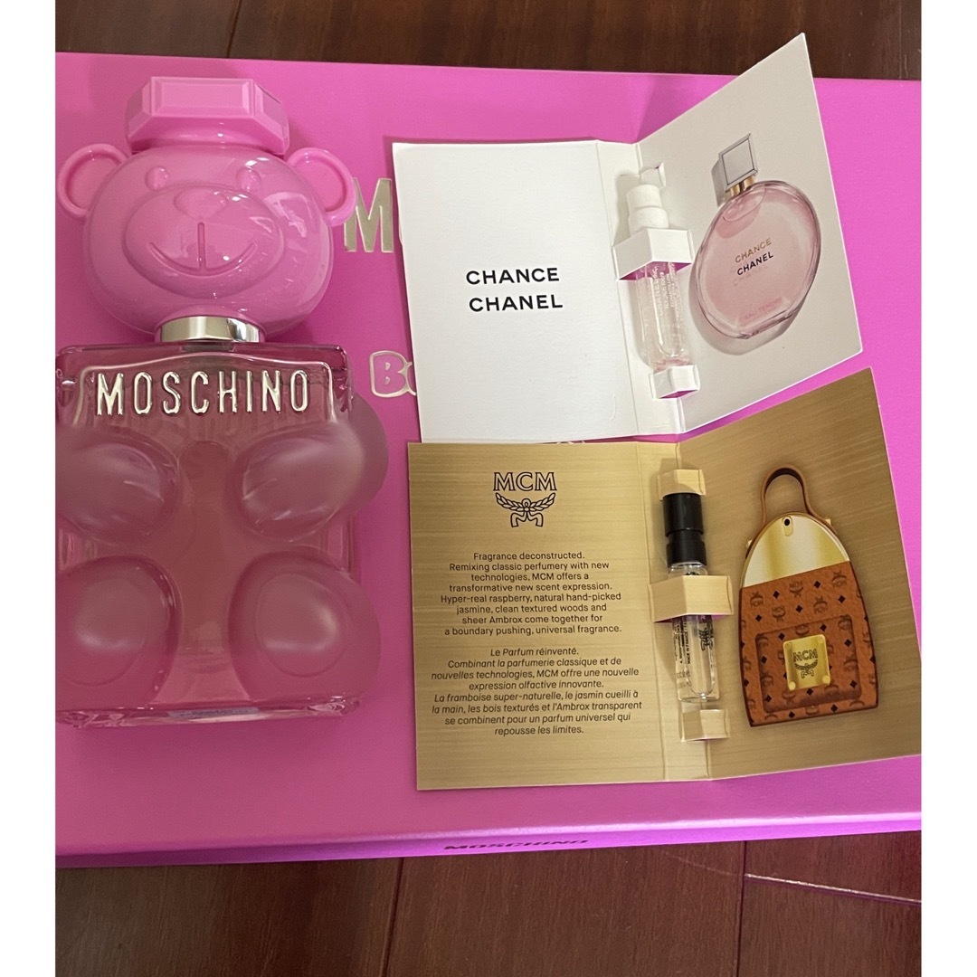 MOSCHINO(モスキーノ)の最終お値下げ‼️モスキーノ　オードパルファム100mL サンプル2個付き‼️ コスメ/美容の香水(香水(女性用))の商品写真