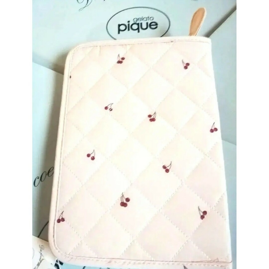 gelato pique(ジェラートピケ)の【新品】gelate piqueさくらんぼ柄母子手帳ケ―ス#PNK<柄レッド> キッズ/ベビー/マタニティのマタニティ(母子手帳ケース)の商品写真