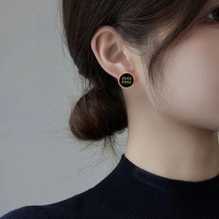 ミュウミュウ(miumiu)の【レア】miumiuロゴピアス ブラック(ピアス)