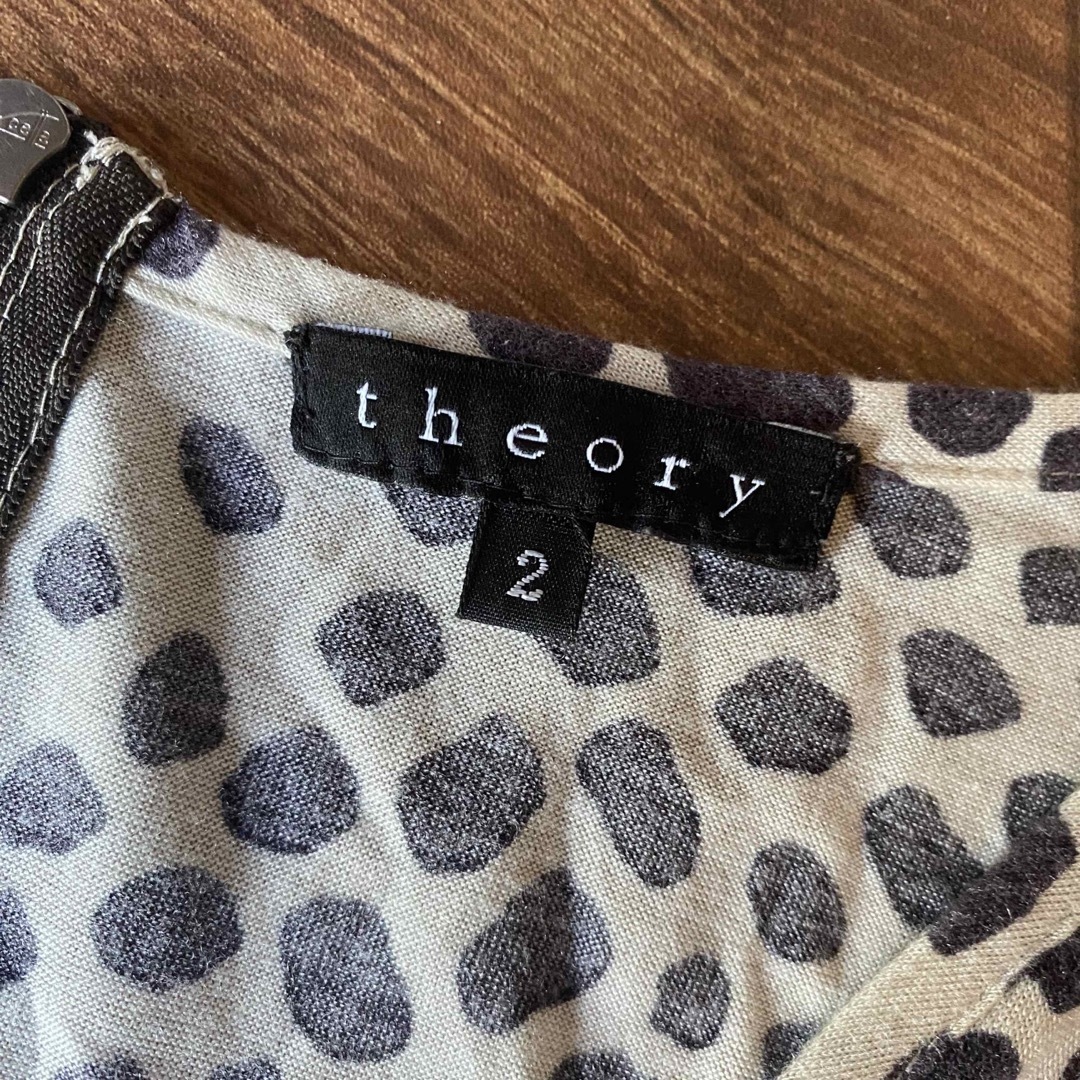 theory(セオリー)のセオリー美品！レオパード柄薄手後ろジッパーカットソーサイズ2 ジャケットインにも レディースのトップス(Tシャツ(半袖/袖なし))の商品写真