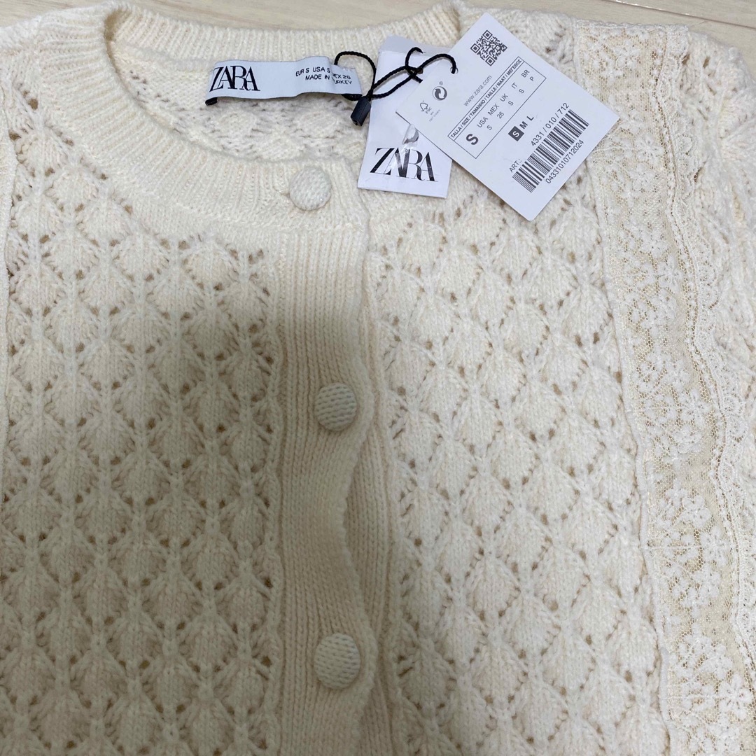 ZARA(ザラ)のZARA 新品　フリル付きニットカーディガン レディースのトップス(カーディガン)の商品写真