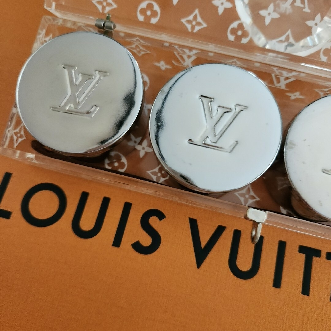 LOUIS VUITTON(ルイヴィトン)のルイヴィトン　ノベルティー　アロマキャンドル空き缶　お1つ＋ショップ袋 エンタメ/ホビーのコレクション(ノベルティグッズ)の商品写真