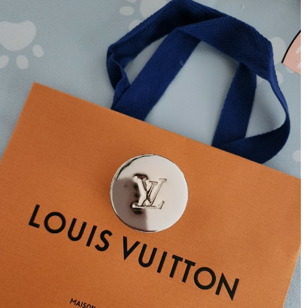 LOUIS VUITTON(ルイヴィトン)のルイヴィトン　ノベルティー　アロマキャンドル空き缶　お1つ＋ショップ袋 エンタメ/ホビーのコレクション(ノベルティグッズ)の商品写真