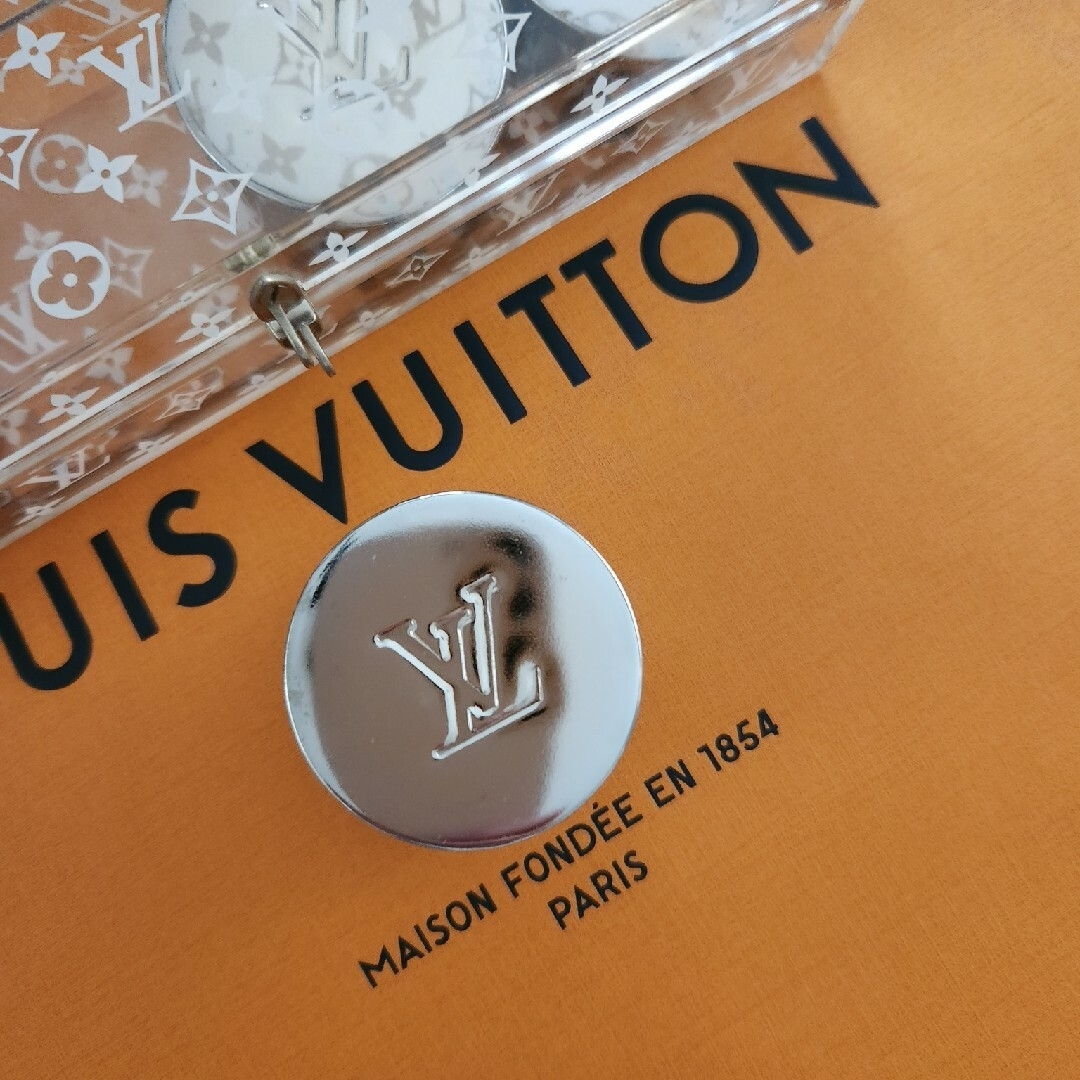 LOUIS VUITTON(ルイヴィトン)のルイヴィトン　ノベルティー　アロマキャンドル空き缶　お1つ＋ショップ袋 エンタメ/ホビーのコレクション(ノベルティグッズ)の商品写真