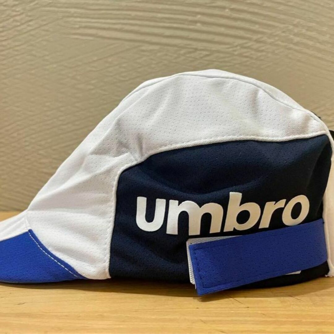 UMBRO(アンブロ)のアンブロ【新品送料込み】ジュニア サッカー キャップ 52㎝ ホワイト スポーツ/アウトドアのサッカー/フットサル(その他)の商品写真