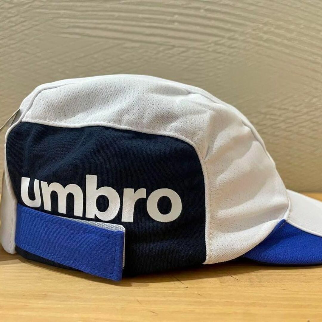 UMBRO(アンブロ)のアンブロ【新品送料込み】ジュニア サッカー キャップ 52㎝ ホワイト スポーツ/アウトドアのサッカー/フットサル(その他)の商品写真