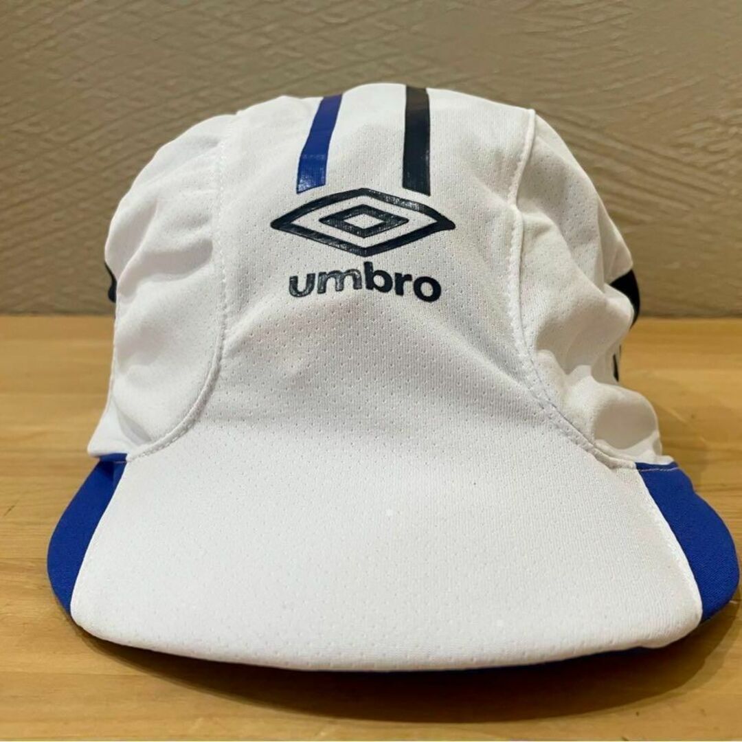 UMBRO(アンブロ)のアンブロ【新品送料込み】ジュニア サッカー キャップ 52㎝ ホワイト スポーツ/アウトドアのサッカー/フットサル(その他)の商品写真