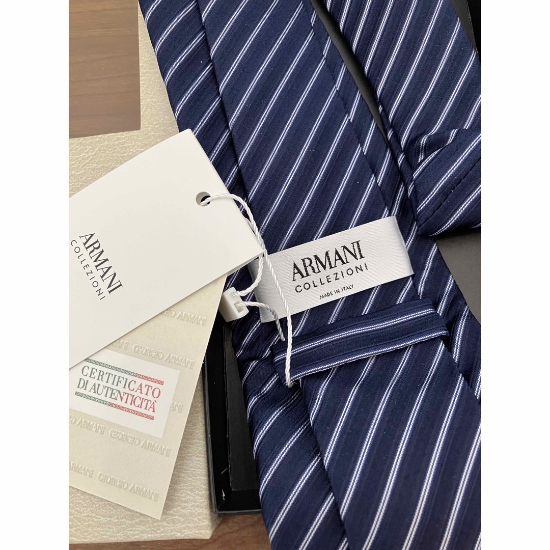 ARMANI COLLEZIONI(アルマーニ コレツィオーニ)の【新品タグ付き】アルマーニ　ストライプネクタイ　シルク100% メンズのファッション小物(ネクタイ)の商品写真