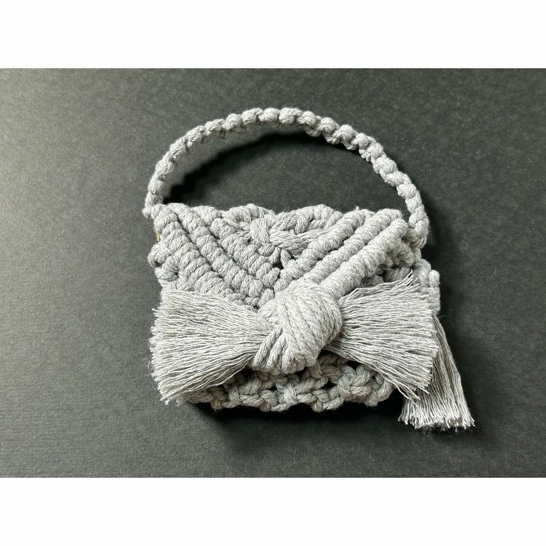マクラメバッグチャーム　リボン(ライトグレー) ハンドメイドのファッション小物(バッグチャーム)の商品写真