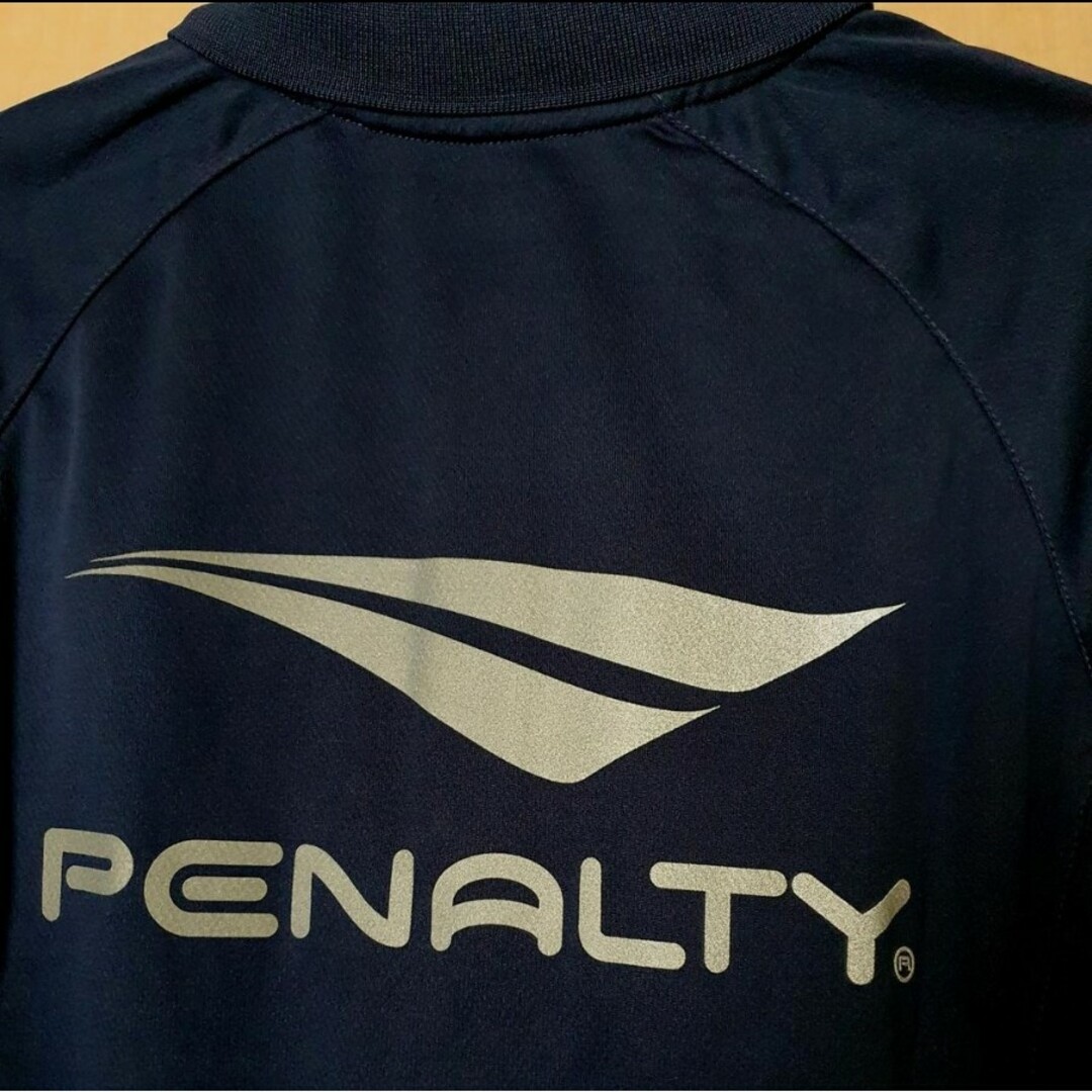 PENALTY(ペナルティ)のペナルティ ポロシャツ Ｍ ネイビー×グレー(シルバー) 新品 紙タグ付き スポーツ/アウトドアのサッカー/フットサル(ウェア)の商品写真