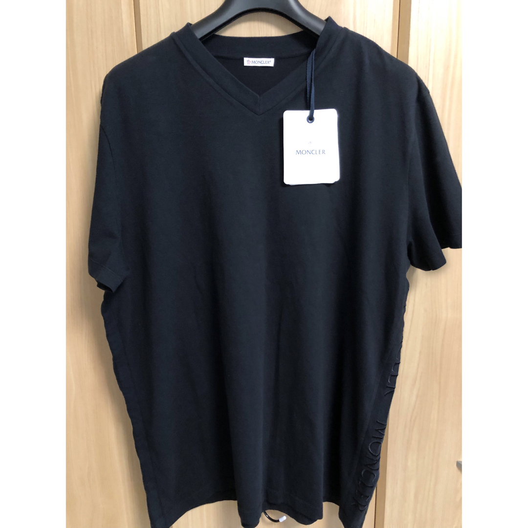 MONCLER モンクレール VネックTシャツ エンボス加工 未使用品 | フリマアプリ ラクマ