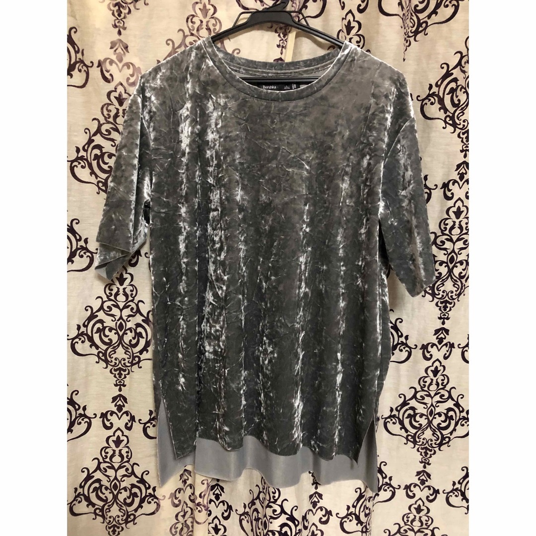 Bershka(ベルシュカ)の新品　ベルシュカ　ベロアTシャツ レディースのトップス(Tシャツ(半袖/袖なし))の商品写真