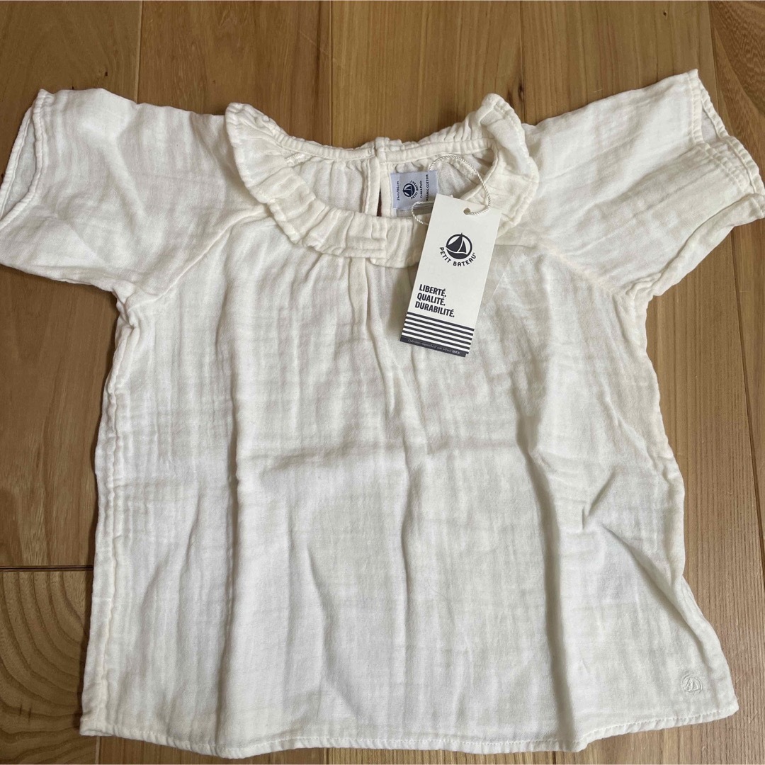 PETIT BATEAU(プチバトー)の【新品未使用】プチバトー　フリル衿トップス　24m86m キッズ/ベビー/マタニティのベビー服(~85cm)(シャツ/カットソー)の商品写真