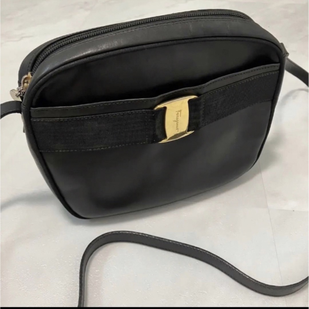 SalvatoreFerragamo  ショルダーバッグ ブラック レザー