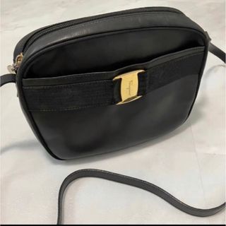 サルヴァトーレフェラガモ(Salvatore Ferragamo)の【ヴァラ リボン 】フェラガモ　レザーショルダーバッグ  ブラック　ヴィンテージ(ショルダーバッグ)