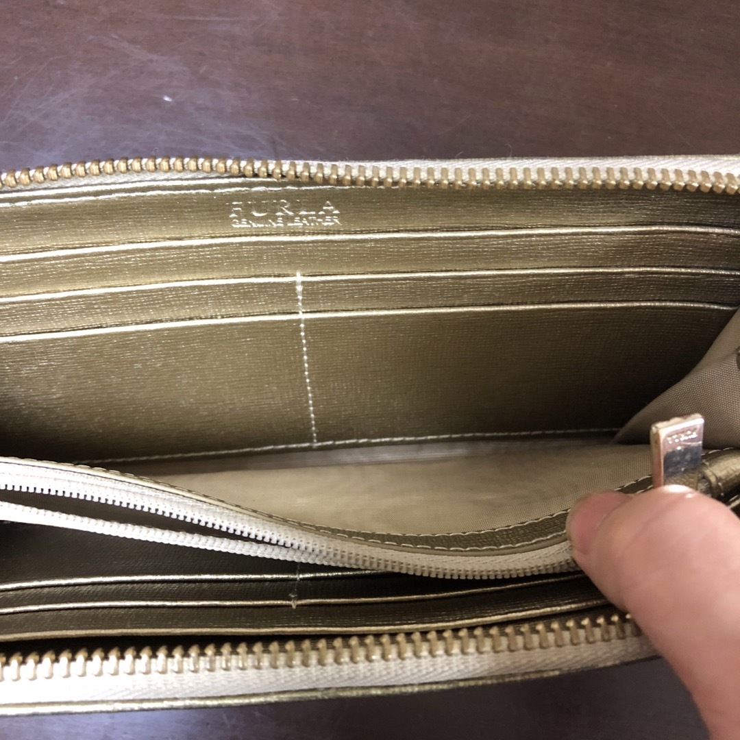 Furla(フルラ)の　【訳あり】フルラ　ゴールドの長財布 Ｌ字ファスナー レディースのファッション小物(財布)の商品写真