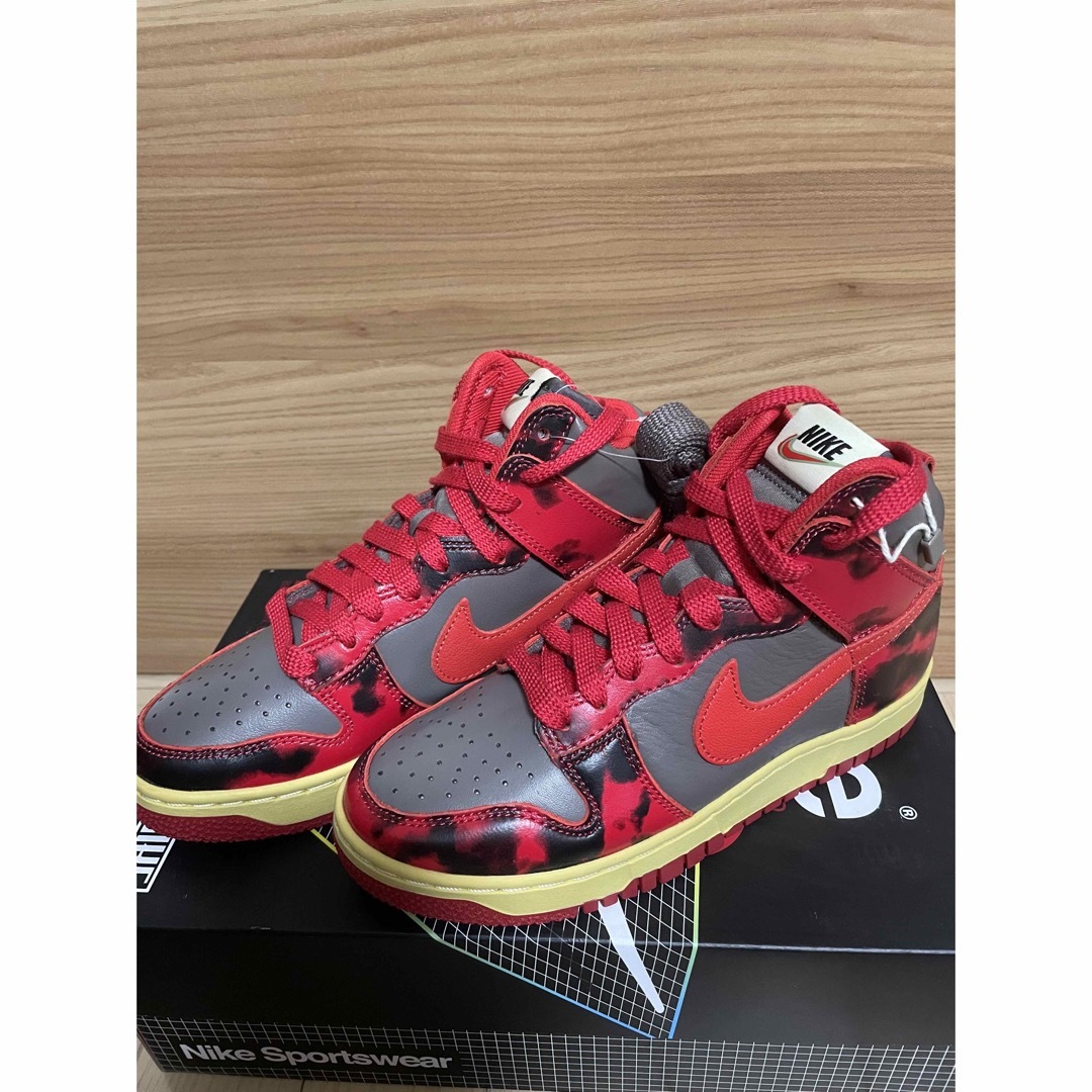 NIKE(ナイキ)のNIKE DUNK HIGH 1985 Red Acid Wash ナイキダンク レディースの靴/シューズ(スニーカー)の商品写真