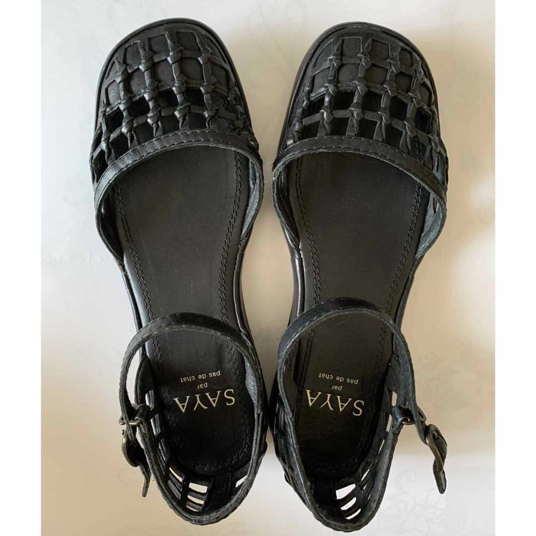 SAYA(サヤ)のSAYA 黒サンダル レディースの靴/シューズ(サンダル)の商品写真