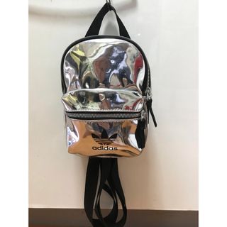 adidas(リュック/バックパック ・ シルバー/銀色系)のフリマ adidas(リュック/バックパック ・ シルバー/銀色系)のフリマ