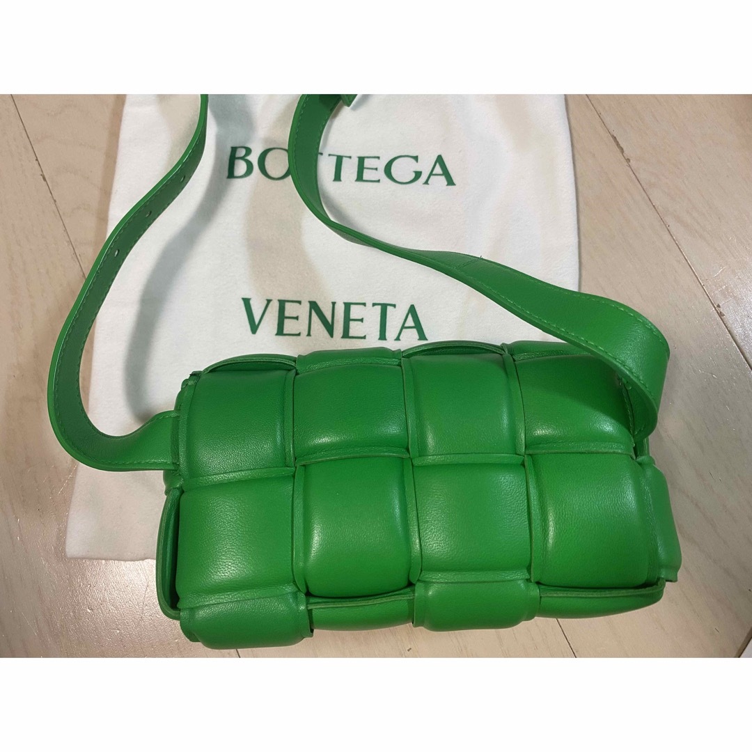 Bottega Veneta(ボッテガヴェネタ)の最終値下❣️BOTTEGA VENETA❣️パデッドカセット❣️ベルトバッグ レディースのバッグ(ボディバッグ/ウエストポーチ)の商品写真