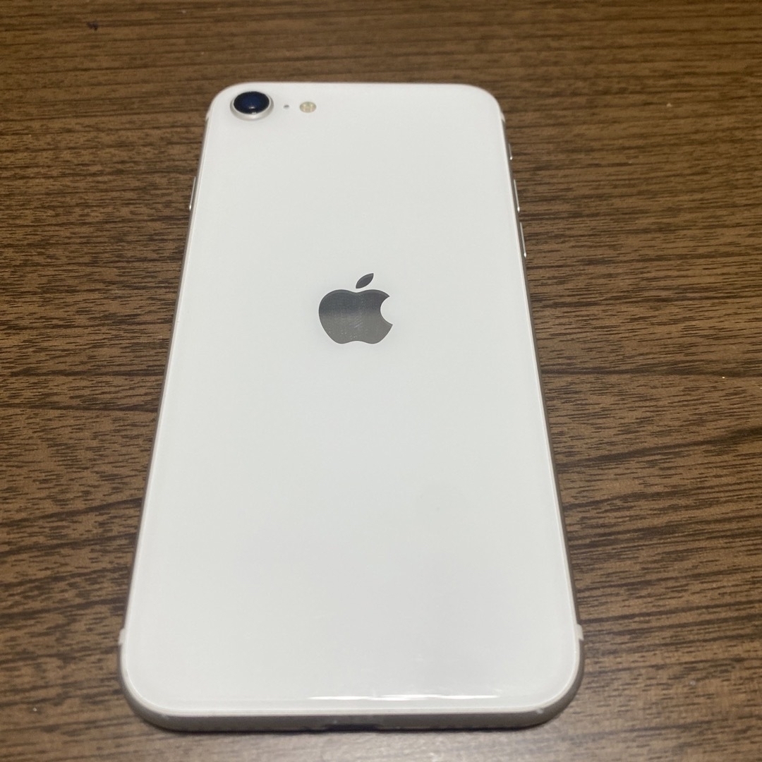 Apple(アップル)の＊【中古品】iPhone SE 2《ホワイト》64 GB / SIMフリー ② スマホ/家電/カメラのスマートフォン/携帯電話(スマートフォン本体)の商品写真