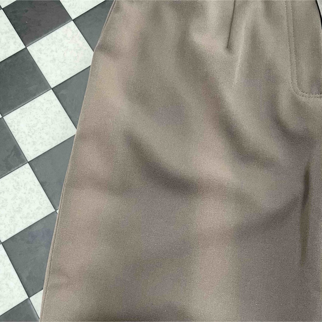 ZARA(ザラ)のタグ付き新品未使用 Tramontane スリムストレートパンツ ブラウン 秋色 レディースのパンツ(カジュアルパンツ)の商品写真