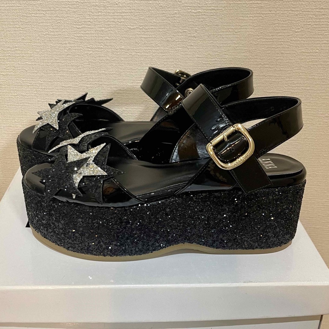 ANNA SUI(アナスイ)の【美品】ANNA SUIアナスイ 星型モチーフ付き グリッター 厚底サンダル 黒 レディースの靴/シューズ(サンダル)の商品写真