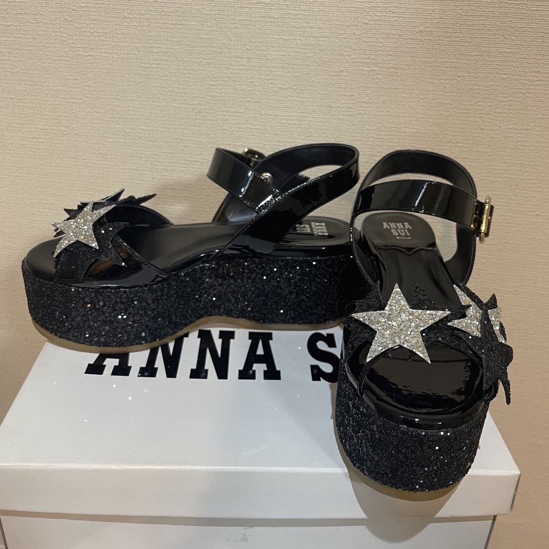 ANNA SUI(アナスイ)の【美品】ANNA SUIアナスイ 星型モチーフ付き グリッター 厚底サンダル 黒 レディースの靴/シューズ(サンダル)の商品写真