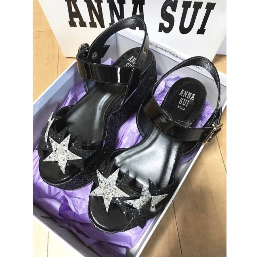 ANNA SUI(アナスイ)の【美品】ANNA SUIアナスイ 星型モチーフ付き グリッター 厚底サンダル 黒 レディースの靴/シューズ(サンダル)の商品写真