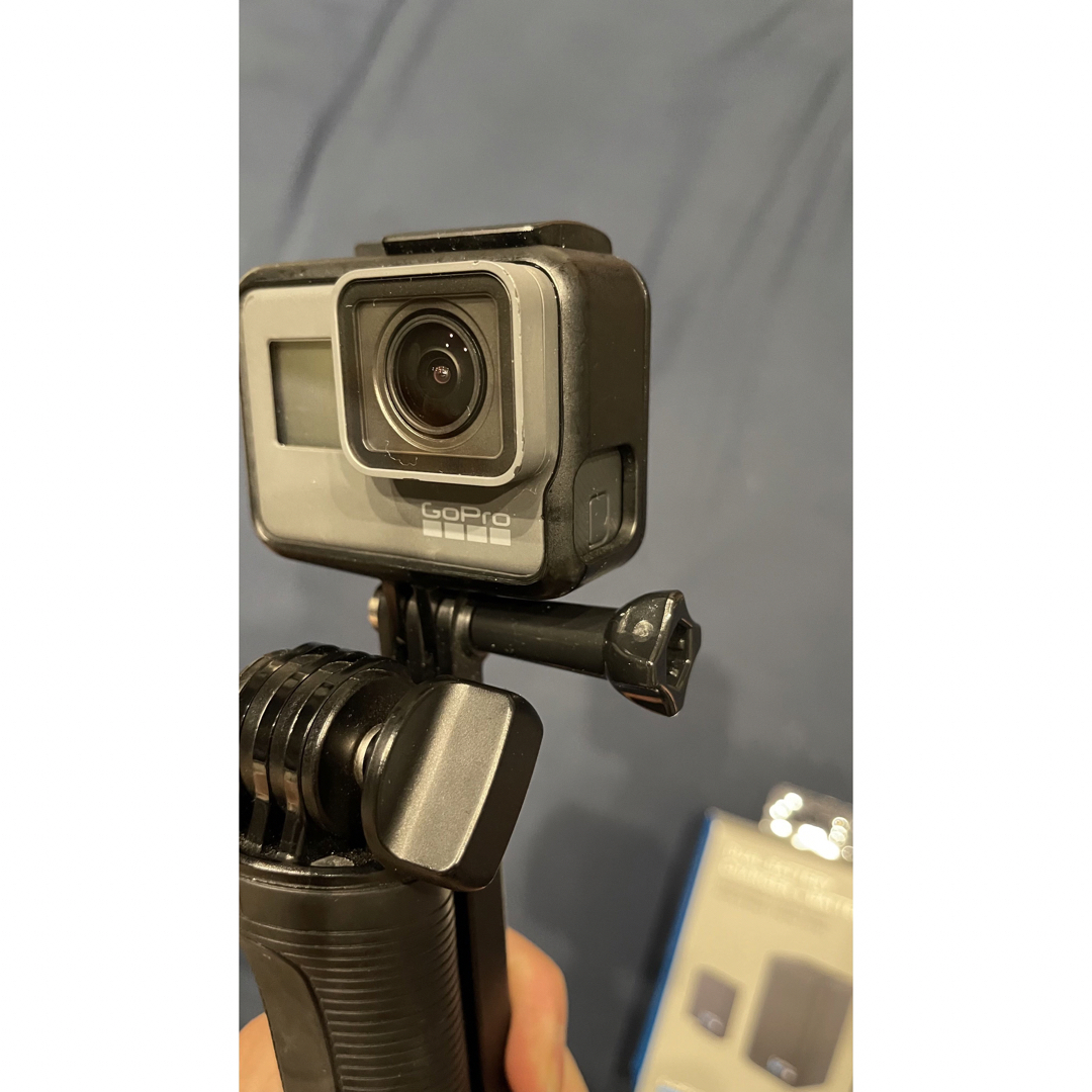 GoPro(ゴープロ)の9/23値下げ　中古GoPro HERO 5 新品バッテリー付き充電器 スマホ/家電/カメラのカメラ(コンパクトデジタルカメラ)の商品写真
