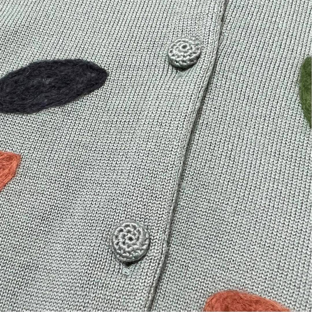 Sybilla(シビラ)のSybilla カーディガン Vネック 刺繍 くすみグリーン ウール Mサイズ レディースのトップス(カーディガン)の商品写真