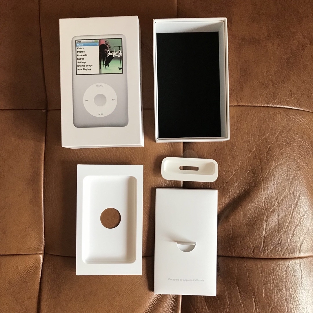 iPod(アイポッド)の【箱付き】iPod classic アイポットクラシック 120GB シルバー  スマホ/家電/カメラのオーディオ機器(ポータブルプレーヤー)の商品写真