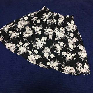 ダブルクローゼット(w closet)の花柄スカート ひざ丈スカート フレアスカート ダブルクローゼット wcloset(ひざ丈スカート)